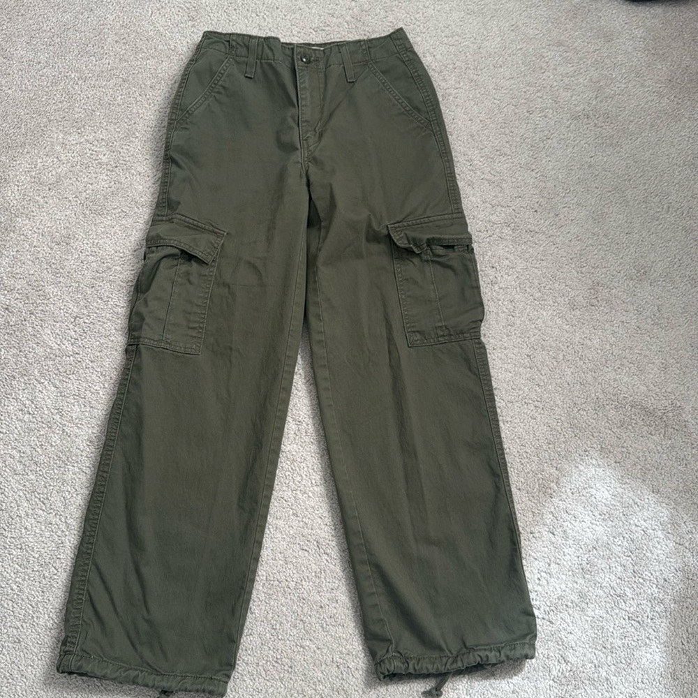 Womens Levi’s cargo pant in camo green